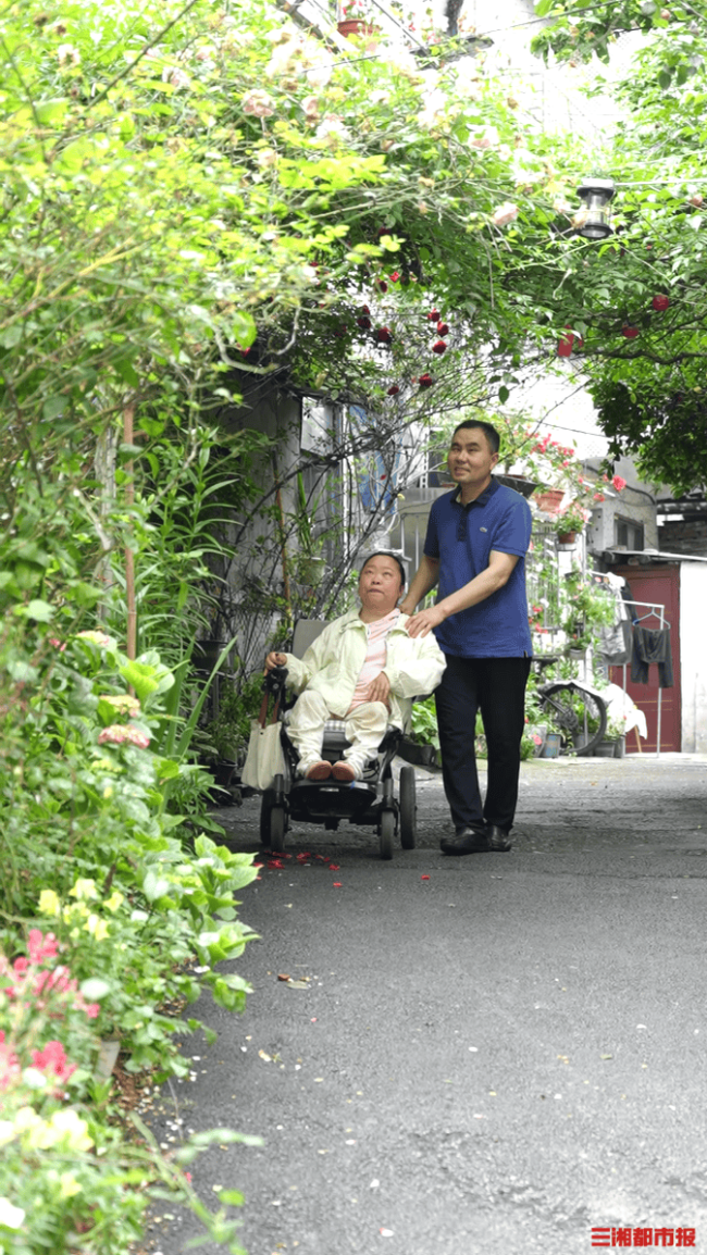 满院繁花是听障丈夫的无声告白 18年爱的见证