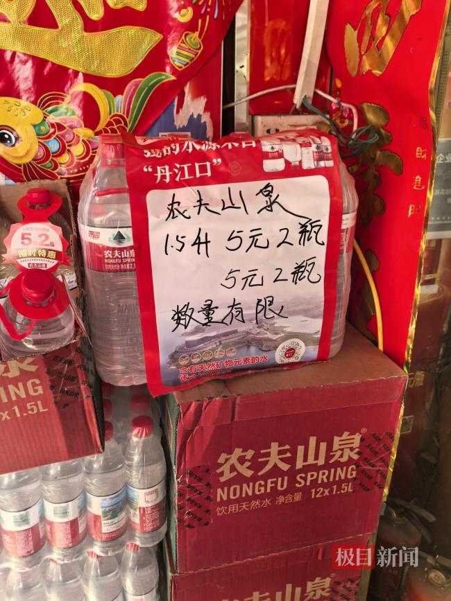 河南尉氏县部分区域一度停水超24小时 居民抢购桶装水