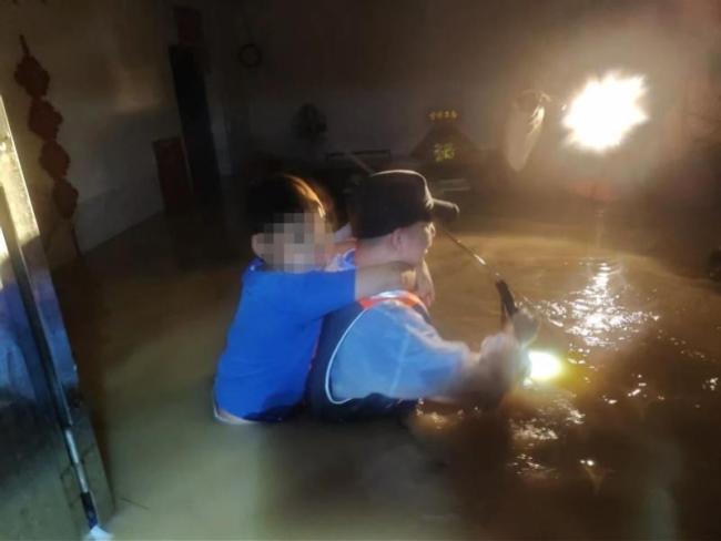 阳春强降雨民警挨家搜寻背老人小孩转移 全力守护市民安全