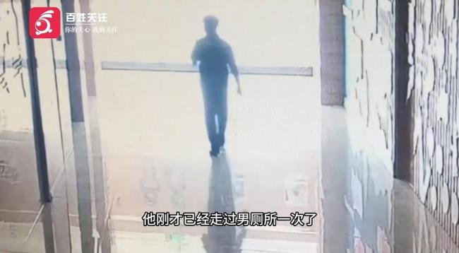 男子尾隨女子進廁所被抓包 現(xiàn)場抓拍證據(jù)確鑿