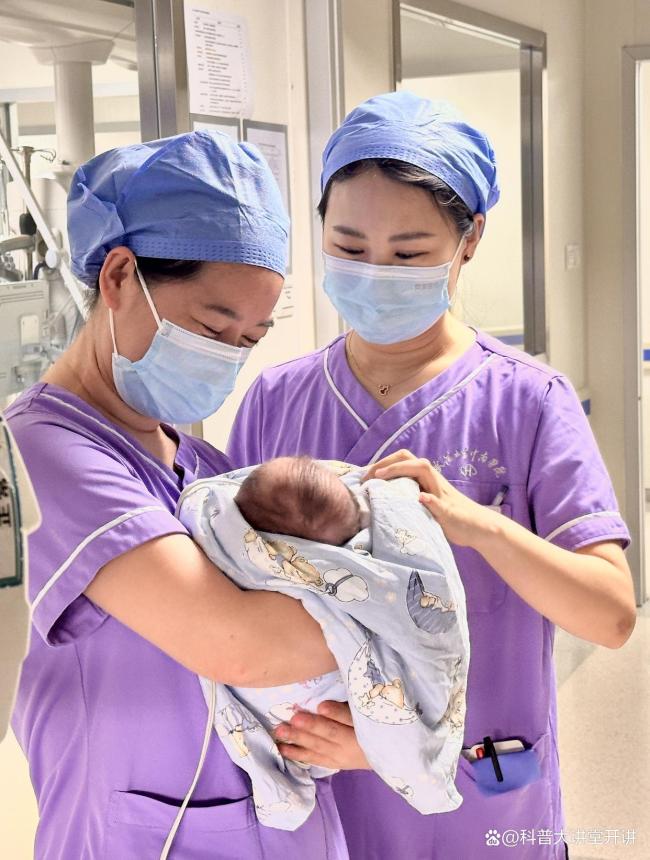 五胞胎和他们的五位“临时妈妈” 护佑新生闯三关