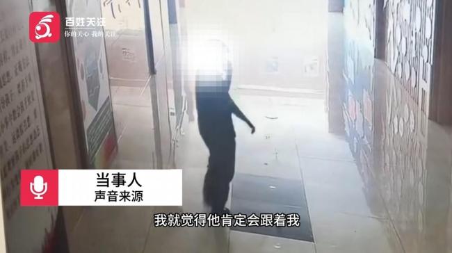 绵阳一男子尾随女子进女厕所 现场被抓拍