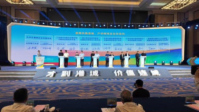 “百校学子地方行”走进江苏 校地合作助就业
