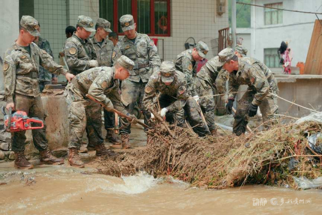 武警官兵完成救灾任务有序撤离麻江 守护生命财产安全
