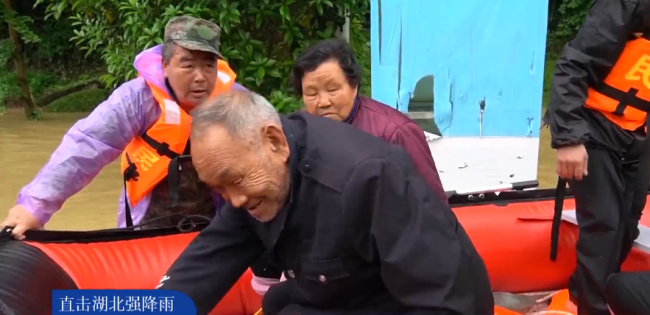 湖北鹤峰“救援搭档”激流中护船救人 默契配合显英雄本色