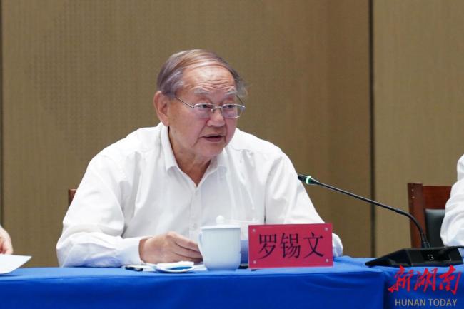 湖南省委邀院士專家座談學(xué)習(xí)袁隆平 傳承科技創(chuàng)新精神