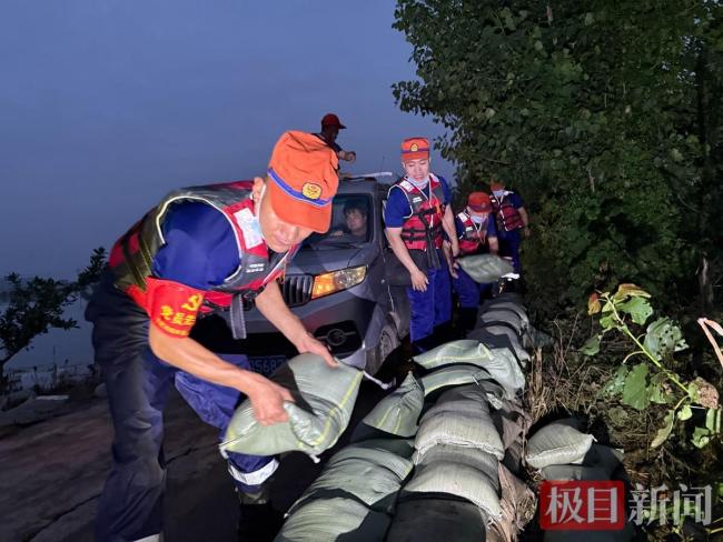 湖北1650名消防员紧急出动应对强降雨 前置备勤防隐患
