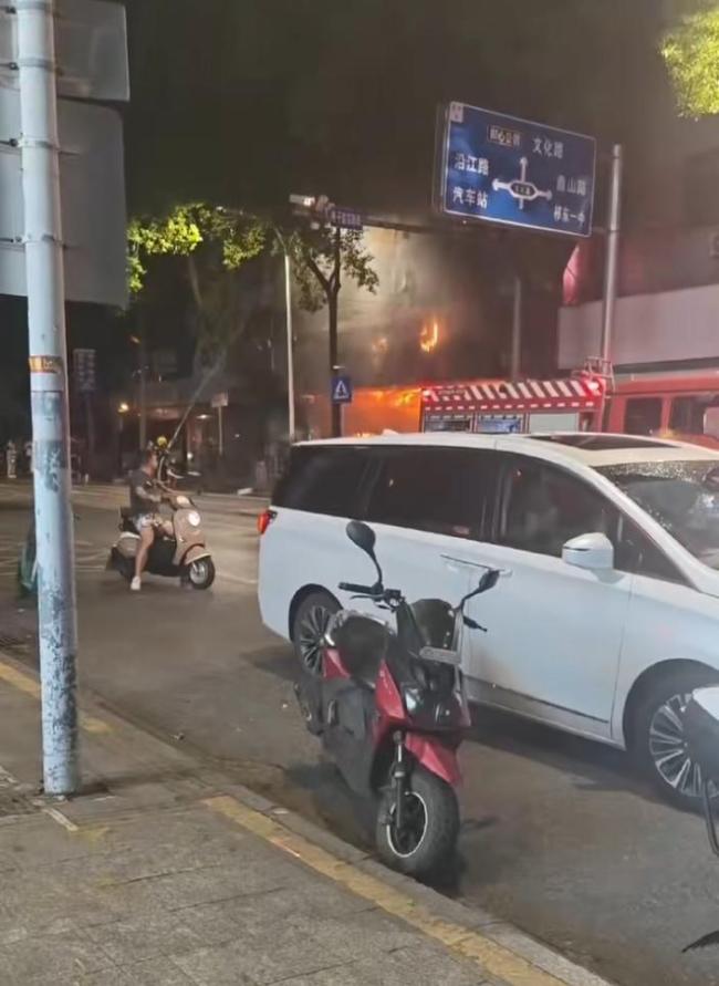 湖南商铺起火致5死 疑因电瓶车引发