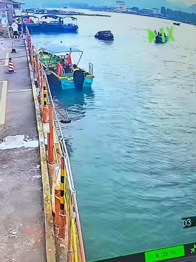 视频 男子加完油一个右转把车开进海里 误操作导致意外