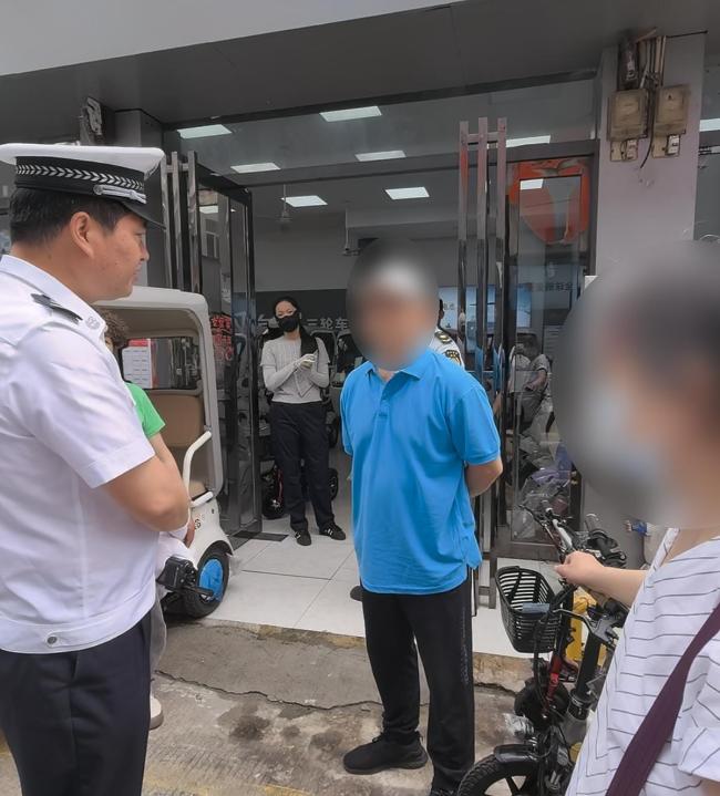 “老頭樂”能賣卻不能上路? 違規(guī)上路隱患多