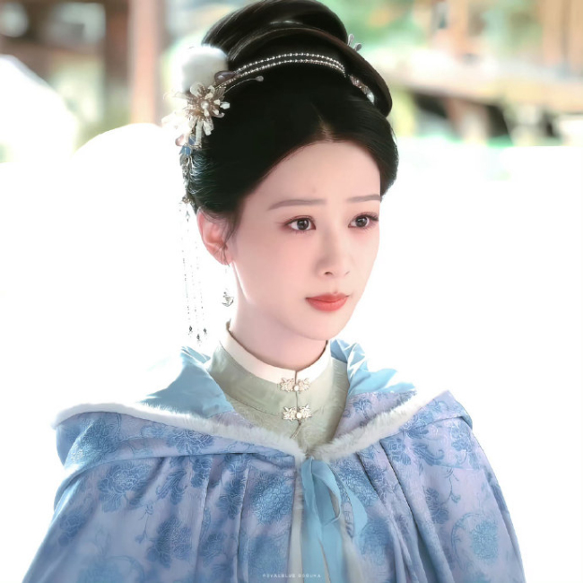 杨紫身穿粉紫色明制戏服现身宣发 沉浸式剧宣引领新风尚