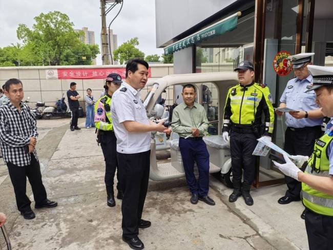 “老頭樂”能賣卻不能上路？記者實(shí)探 武漢街頭現(xiàn)查處行動(dòng)