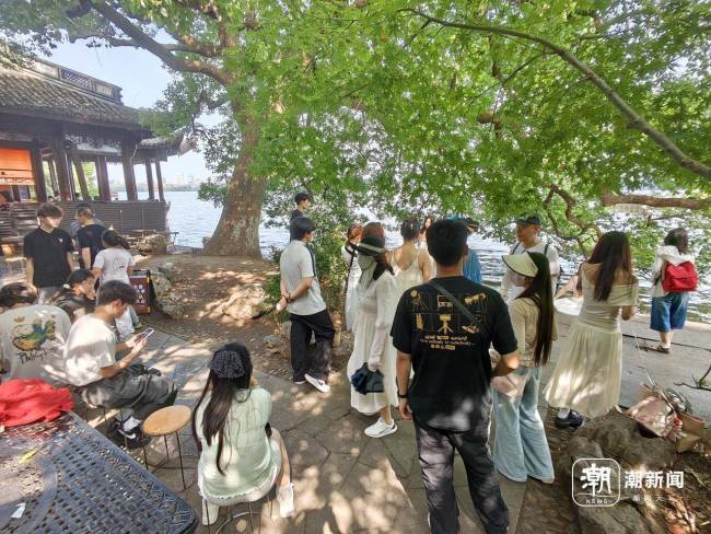 西湖网红椅遭商拍霸位 排队超半小时 游客体验受影响