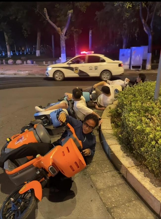 4名男子模仿张雪机车拍压弯视频走红
