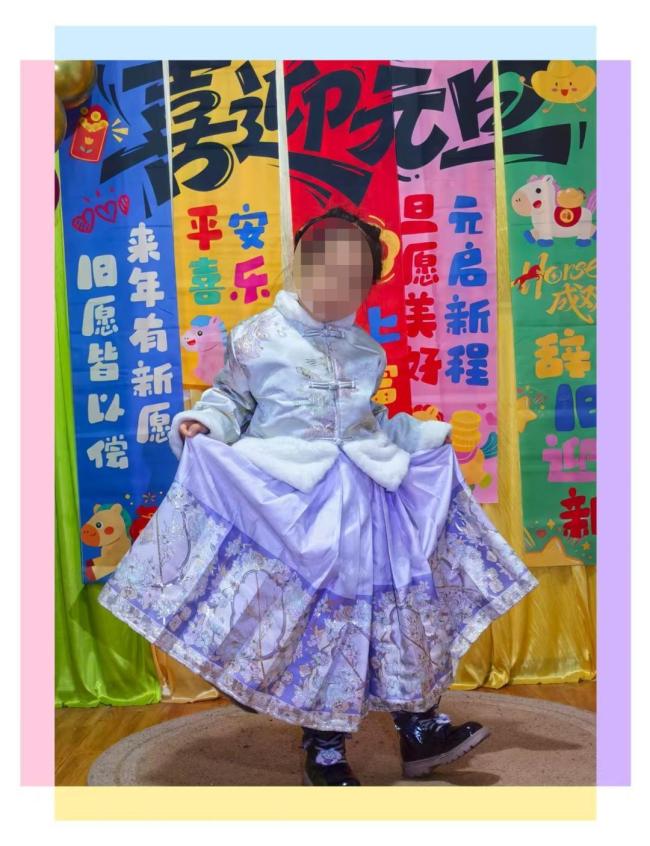 女童母亲称眼睁睁看女儿被马拖走 家属深陷悲痛之中