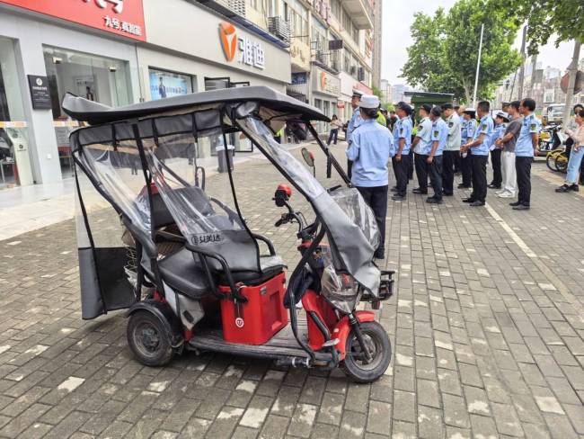 “老头乐”能卖却不能上路？记者实探 武汉街头现查处行动
