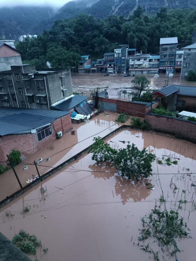 重庆永川一农家乐3200斤鱼被冲走 暴雨致严重损失