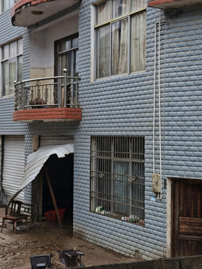 石门暴雨侥幸逃生的村民在山头眺望家乡,发现村庄已消失不见