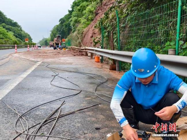 強降雨致重慶多地通信設(shè)施受損 逆行搶修保通信