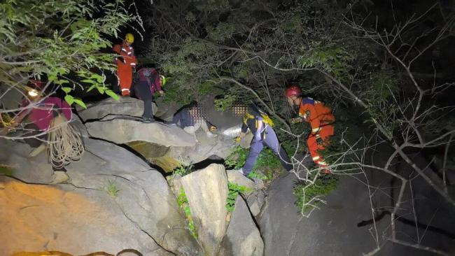 北京雨后，一60多岁老人与老伴爬野山，打滑失足坠下6米高悬崖！