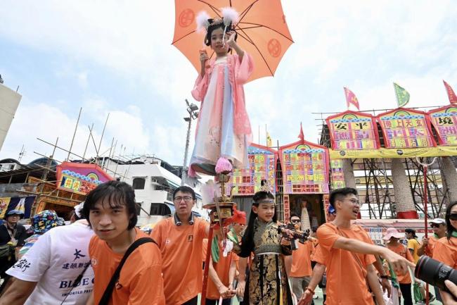 逾千人凌晨圍觀香港“搶包山” 傳承百年非遺盛事