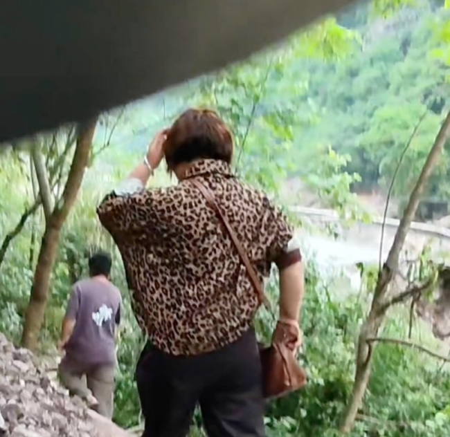 戴金耳環(huán)女干部走山路運(yùn)物資 救災(zāi)一線的堅(jiān)守身影