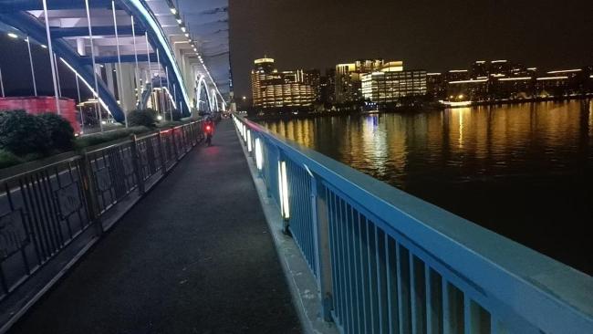 女子夜騎經(jīng)過大橋 突被細(xì)線勒頸 夜釣隱患引關(guān)注