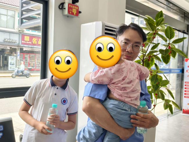 不會(huì)游泳的“釣魚(yú)俠”下河救女童 平凡英雄挺身而出