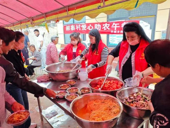 河南村支书给收割机手送热饭菜