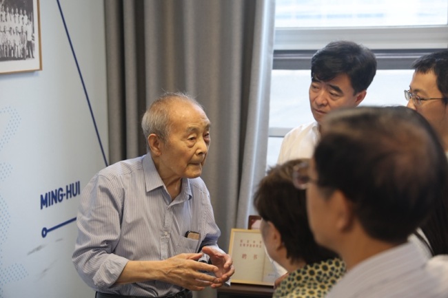 东南大学94岁巨匠兄携爱东谈主捐资百万 开发栽培基金看重后辈