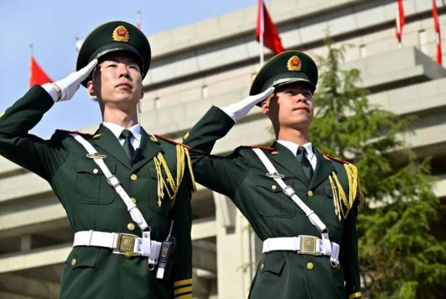 中国军人回应在空军一号旁稳如磐石 展现大国风范