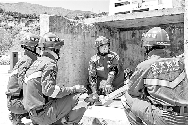 武警官兵昼夜鏖战抢通“生命通道”
