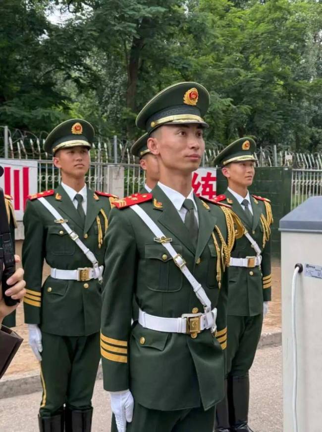 中国军人回应在空军一号旁稳如磐石 展现大国风范