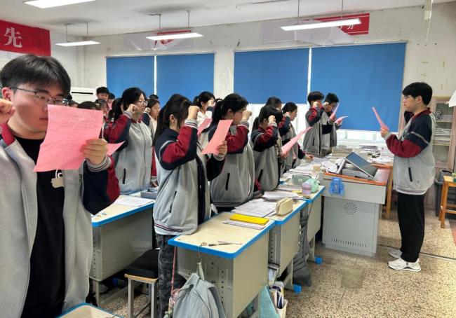 高三最后一次?？?jí)狠S題看哭了考生 老師的溫柔告別