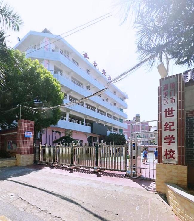 “女教師打傘事件”拍攝者發(fā)聲 澄清原意引發(fā)討論
