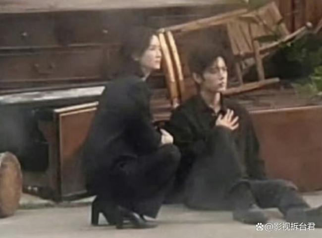 肖战捂胸口受伤路透演技引发全网热议_中华网