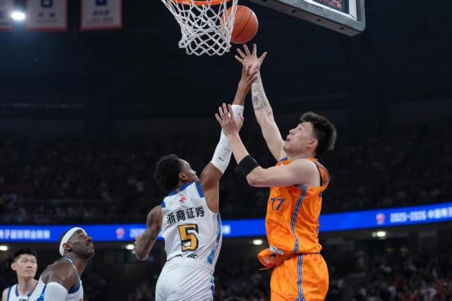 CBA总决赛上海2-0广厦 大鲨鱼险胜夺赛点