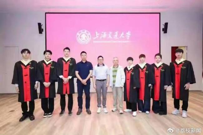 孙颖莎、王曼昱本科毕业照曝光