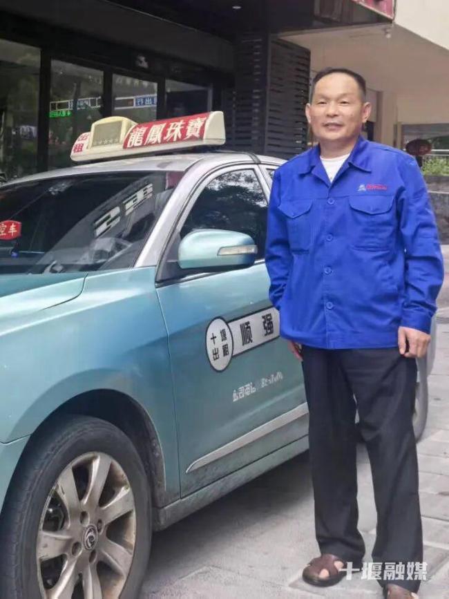 的哥收到19萬(wàn)元車(chē)費(fèi)報(bào)警 誤付巨款歸還乘客