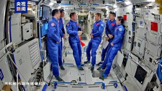 中国空间站钥匙的钥匙扣亮了