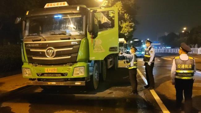 北京對道路遺撒重拳出擊 嚴(yán)查違規(guī)運(yùn)輸行為