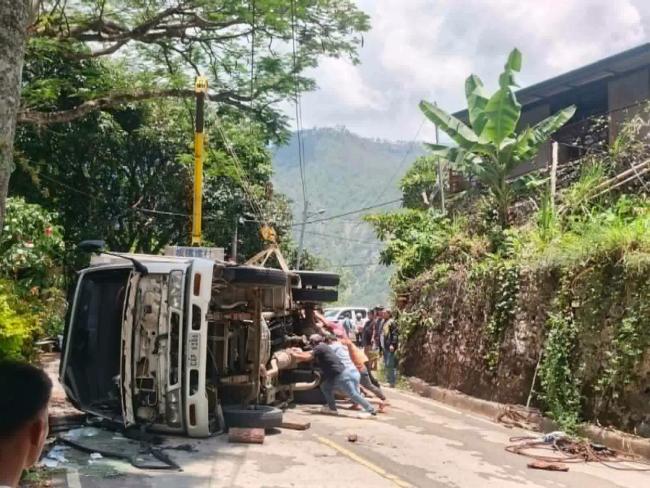 菲律宾一卡车发生车祸 致5人死亡