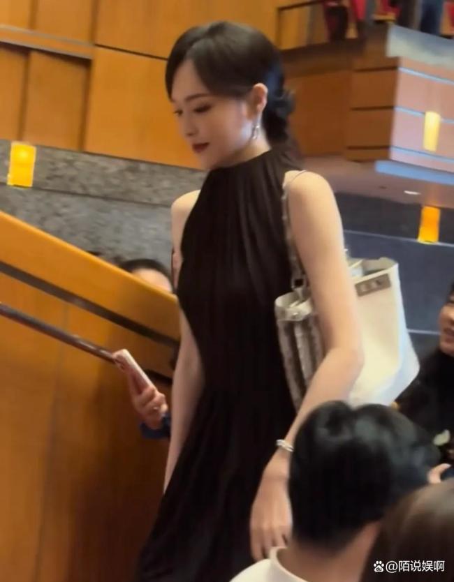 唐嫣参加女儿幼儿园活动 优雅气质获赞