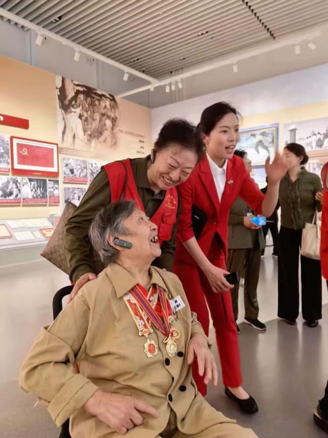 20位志愿軍女兵北京重逢 耄耋英雄再聚首