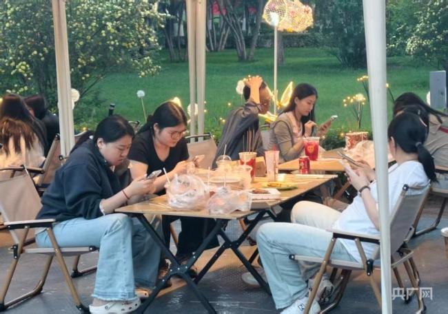 全國食堂滿意度第一的大學又整活了 夜市美食引學子點贊