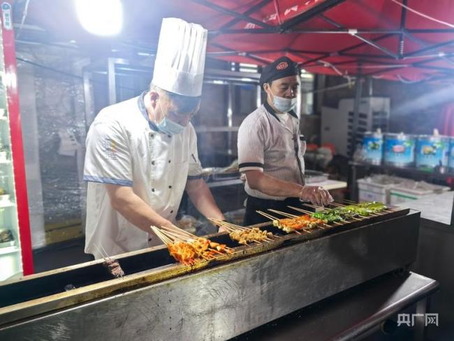 全國食堂滿意度第一的大學又整活了 夜市美食引學子點贊
