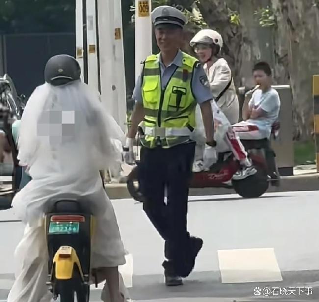 女子穿婚纱戴头盔骑电动车交警点赞