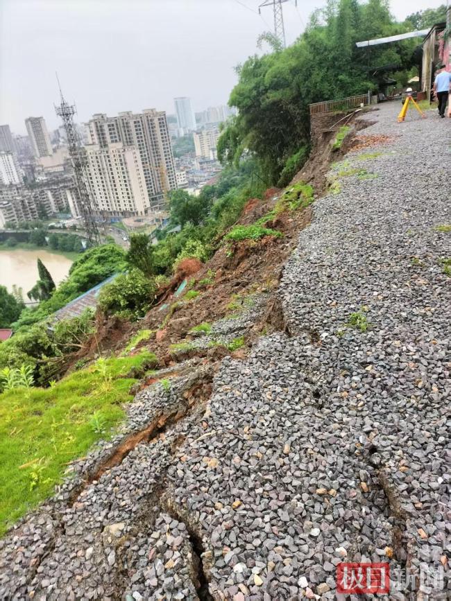 湖北一社区书记多看一眼救下128人 教科书式避险成功