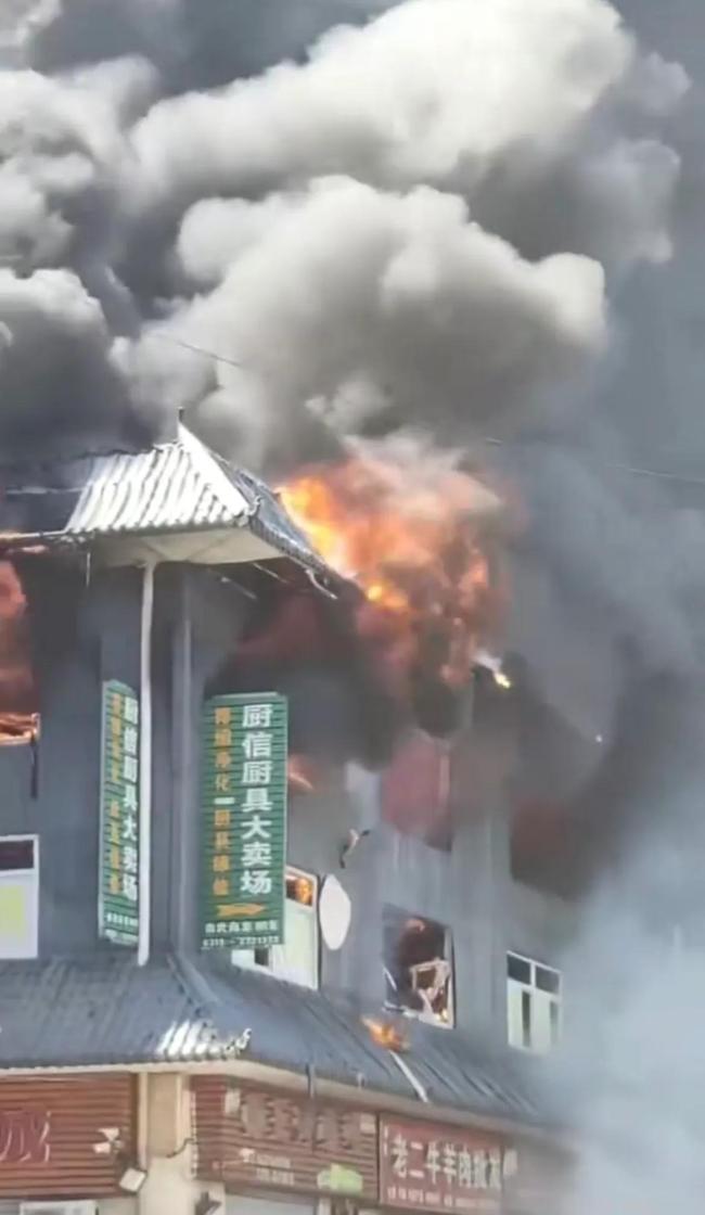 河北一市场发生火情 明火已扑灭 消防紧急救援