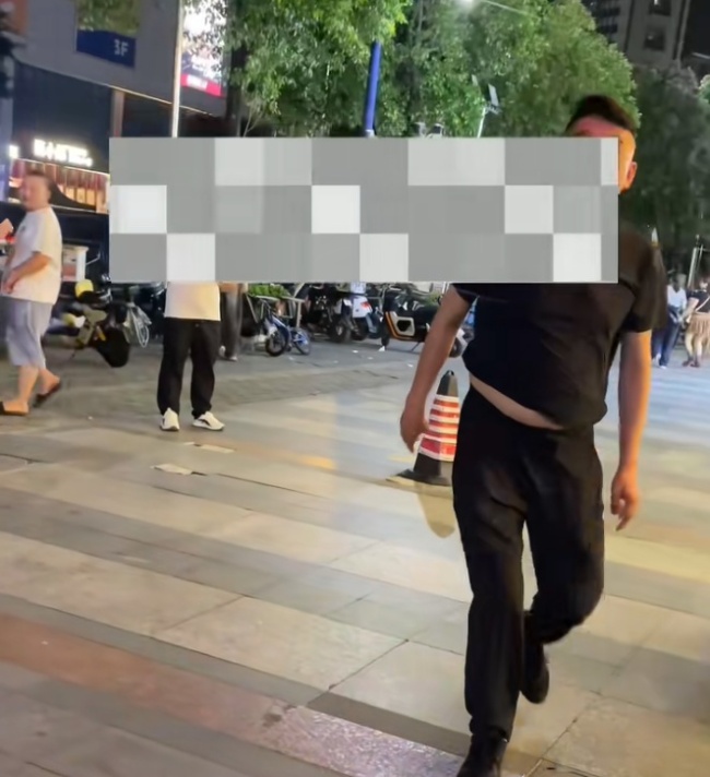 女生走夜路遭醉酒男辱骂 硬核维权